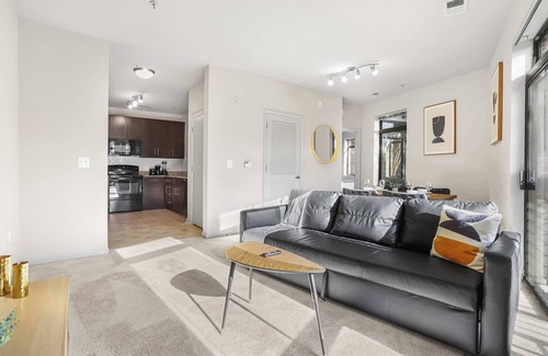 Arlington Apartment | Modern Apt Steps from Metro & Pentagon City