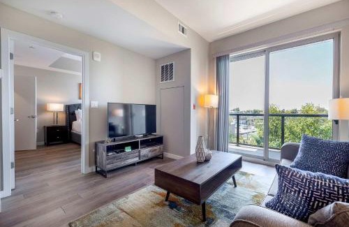 Stamford Apartment | Modern Apt with Luxury Amenities