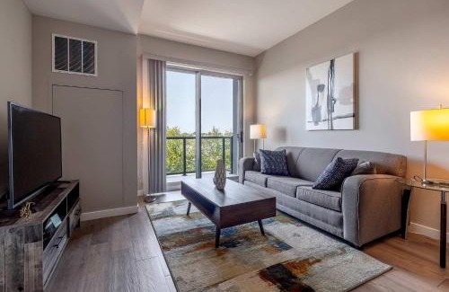 Stamford Apartment | Modern Apt with Luxury Amenities