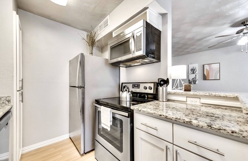 Old East Dallas Apartment | Modern Artistic Flat - ARBORETUM TICKETS INCLUDED