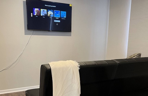 Hull Apartment | Modern Bachelor in downtown Hull