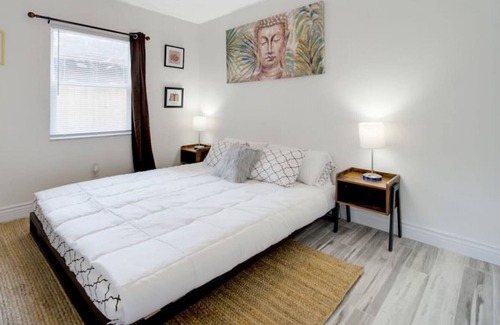 Ballast Point Apartment | Modern Bayshore Home