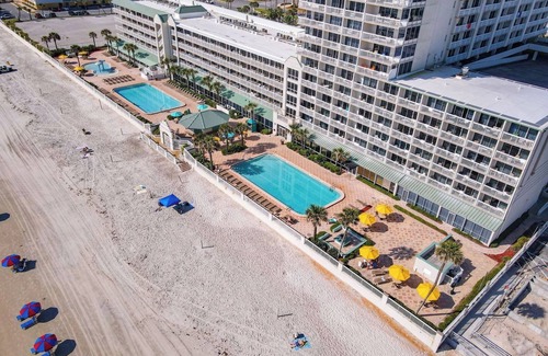 Ortona Park Condo | Modern Beach Condo