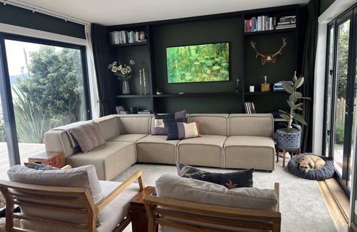 Raumati South House | Modern Beach front getaway