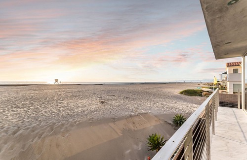 Silver Strand House | Modern Beach Front architectural home-3 king beds- family friendly beach