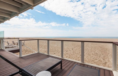 Oxnard Shores House | Modern Beach Front Bungalow