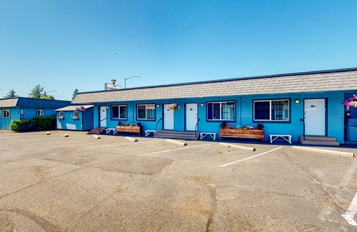 Bandon House | Modern beach hideaway with fast WiFI - walk to downtown shops & eateries