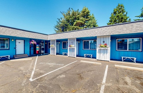Bandon House | Modern beach hideaway with fast WiFI - walk to downtown shops & eateries