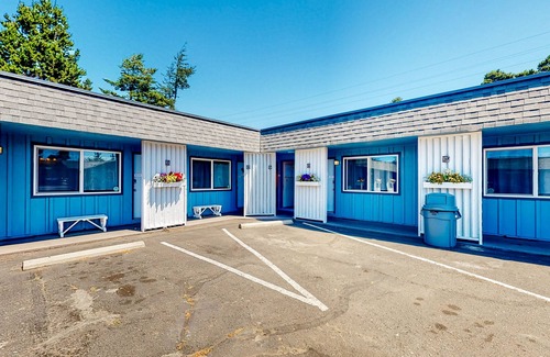 Bandon House | Modern beach hideaway with fast WiFI - walk to downtown shops & eateries