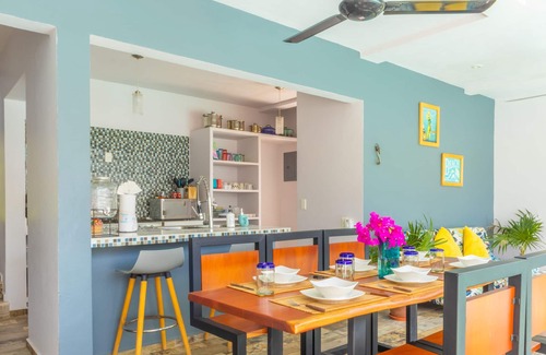 Crucecita House | Modern Beach Home, pool, hot water. 10 min from the beach. For 8-10 guess!