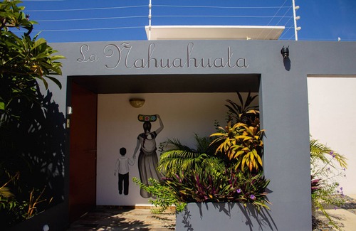 Crucecita House | Modern Beach Home, pool, hot water. 10 min from the beach. For 8-10 guess!