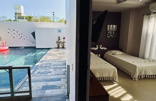 Crucecita House | Modern Beach Home, pool, hot water. 10 min from the beach. For 8-10 guess!