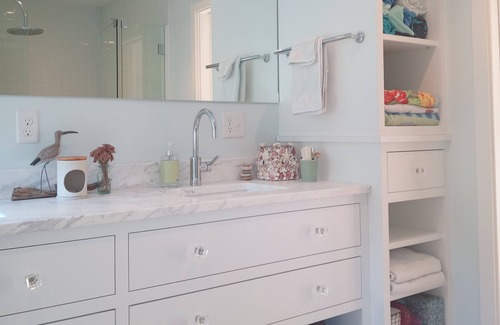 East Dennis House | Modern Beach House with Gourmet Kitchen Overlooking Sesuit Harbor, East Dennis