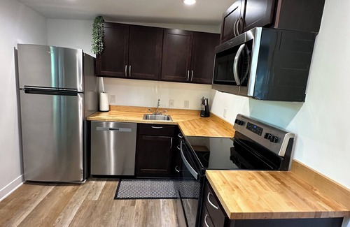 Grand Haven House | Modern Beach Retreat–Pet Friendly + Prime Location