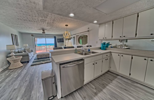 Thomas Drive House | Modern Beachfront 2BD3BA Beach House. Sleeps 8!