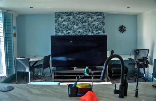Littlehampton Apartment | Modern Beachfront Apartment