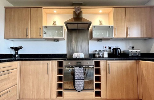 Crynant Apartment | Modern Beachfront Bliss with Spectacular Views