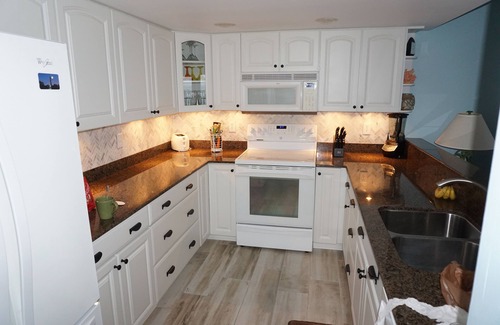 Ono Island Condo | Modern Beachfront Corner balcony , 2 Kings, 60" TV/XBox n4th FL, hear the waves
