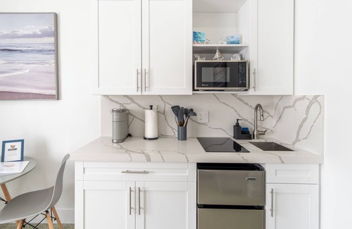 North Beach Apartment | Modern Beachfront Studio w/Beach Essentials. Just steps from the beach!