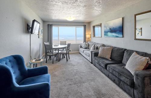 Lincoln City House | Modern Beachfront Suite - Pool and Sauna - Second Floor - Sleeps 4