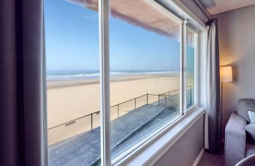 Lincoln City House | Modern Beachfront Suite - Pool and Sauna - Second Floor - Sleeps 4