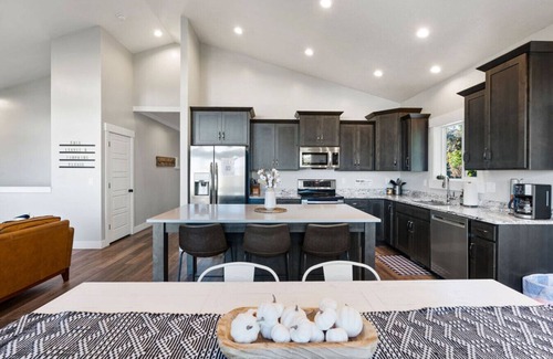 Garden City House | Modern Bear Lake House Sauna Hot Tub Arcade
