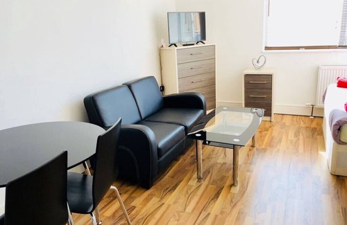 South Bermondsey Apartment | "Modern Bermondsey Gem: Chic Studio Apartment in the Heart of SE1!"