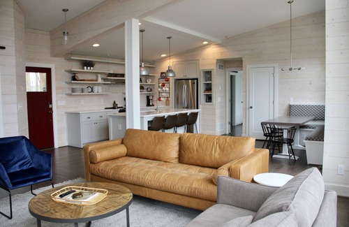 Clayton House | Modern Blue Cabin Retreat w/Mtn Views, Arcades & 5min to Downtown - Sleeps 10
