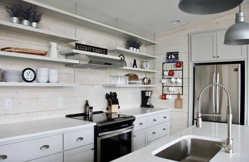 Clayton House | Modern Blue Cabin Retreat w/Mtn Views, Arcades & 5min to Downtown - Sleeps 10