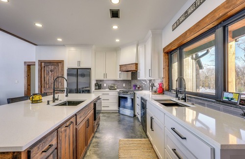 Quitman House | Modern Bluff-Top House w/Greers Ferry Lake Views