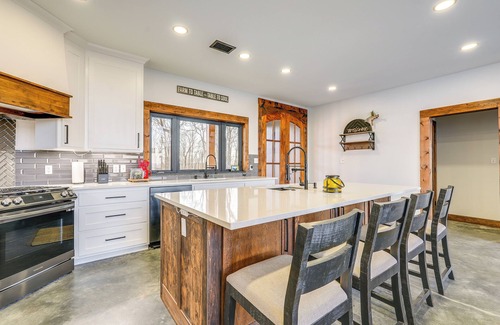 Quitman House | Modern Bluff-Top House w/Greers Ferry Lake Views