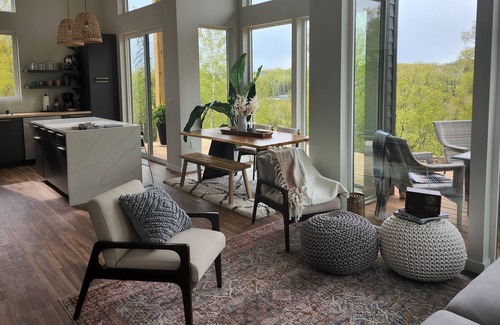 Wasilla Ski Chalet | Modern Bluffside retreat with HOT TUB