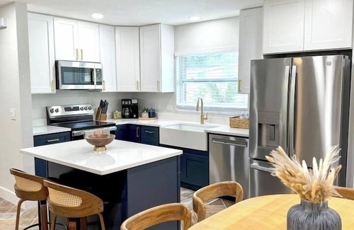 Sun Bay South House | Modern Boho- 4/3-King Beds/Pool! Pet friendly!