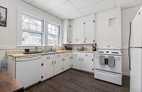 Dover House | Modern Boutique Farmhouse - Walk to Town - King Bed