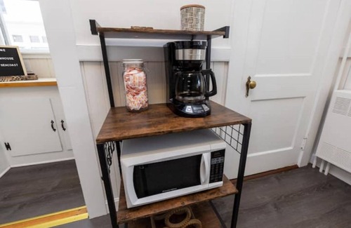 Dover House | Modern Boutique Farmhouse - Walk to Town - King Bed