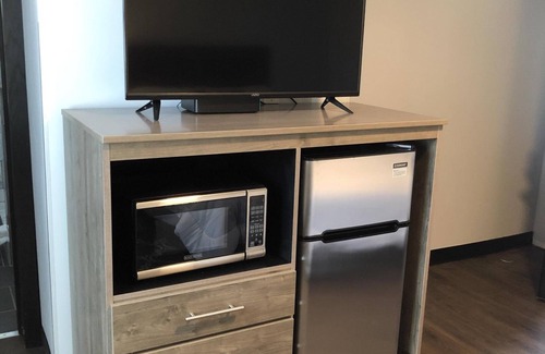North Muskegon Apartment | Modern Boutique Queen Studio | Near Downtown Muskegon