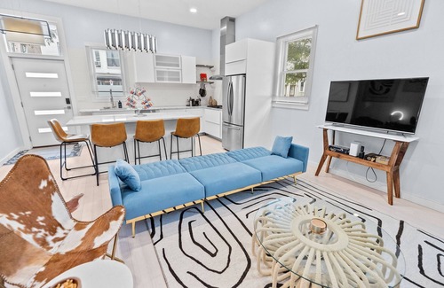Eagle Hill Apartment | Modern Brand New Boston Skyline Apartment near Airport with WiFi, AC