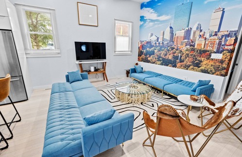 Eagle Hill Apartment | Modern Brand New Boston Skyline Apartment near Airport with WiFi, AC
