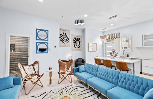 Eagle Hill Apartment | Modern Brand New Boston Skyline Apartment near Airport with WiFi, AC
