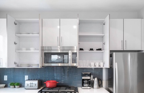 D Street - West Broadway Apartment | Modern + Bright 2BR in Southie w/Gym, by Blueground
