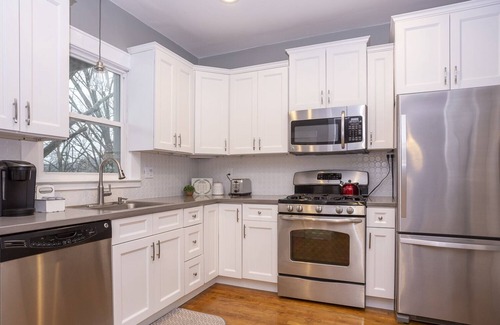 Grand Rapids Apartment | Modern, Bright Apartment | Walkable Restaurants | 2 Mi to Downtown Grand Rapids