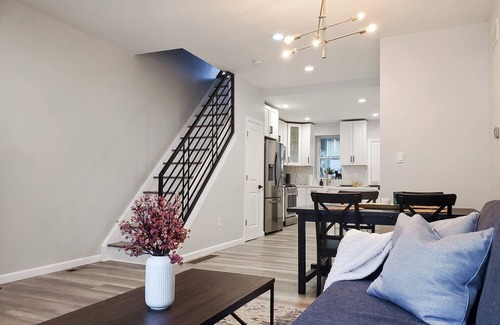Melrose House | Modern bright home in the heart of Philadelphia! Close to stadiums!