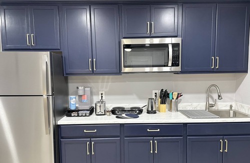Fredericksburg Apartment | Modern Bright Private Basement Apartment, Mins to Mary Washington, Renovated!☀️🛏️