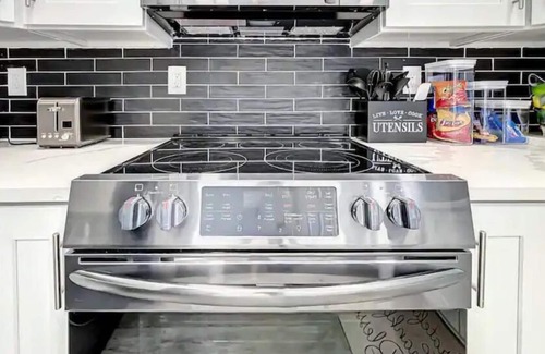 Broadview Park House | Modern Broadview Oasis w/Pool