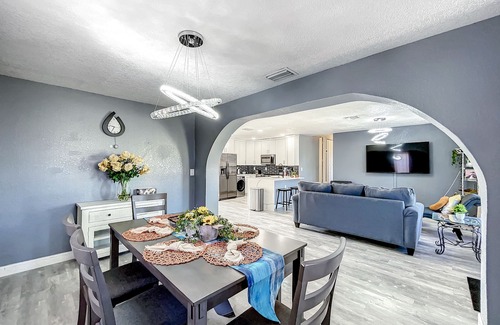 Broadview Park House | Modern Broadview Oasis w/Pool
