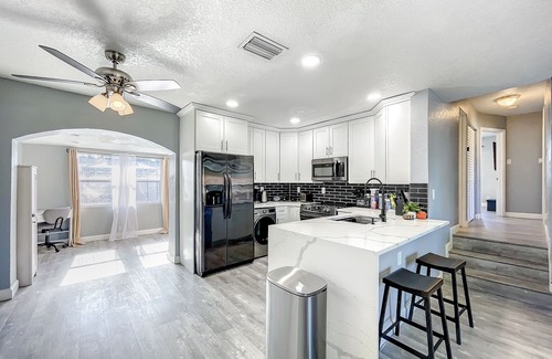 Broadview Park House | Modern Broadview Oasis w/Pool