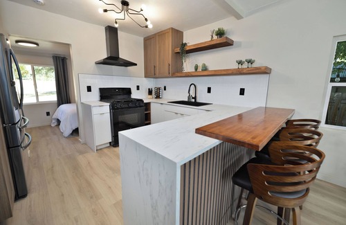 Cottonwood House | Modern Bungalow 2BR 1Bath, Putting Green, Walking Distance to DT