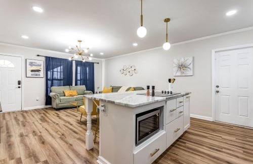 Downtown House | Modern bungalow in the heart of Raleigh w King bed