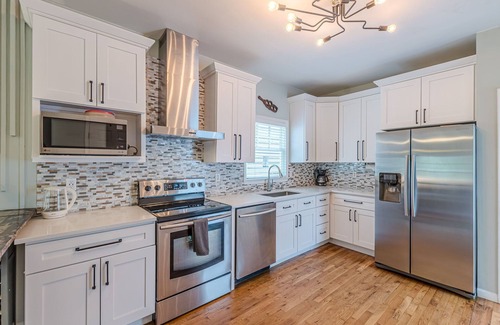 Summerhill House | Modern Bungalow | Quiet Downtown Oasis