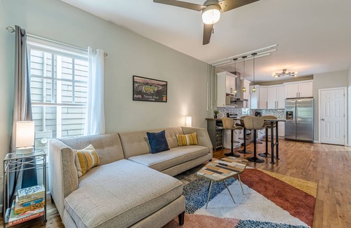 Summerhill House | Modern Bungalow | Quiet Downtown Oasis